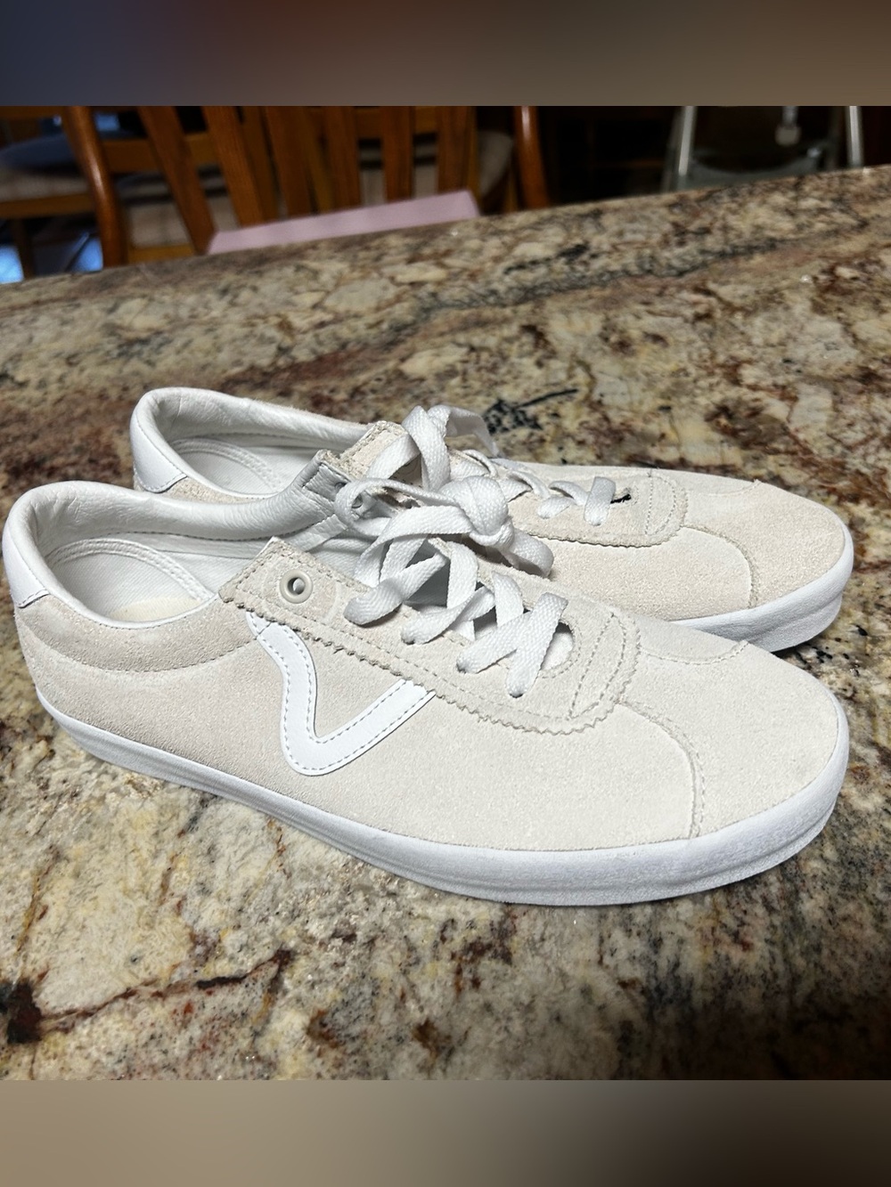 NEW Vans Unisex suede Cream & White Lace-Up Skateboarding Sneakers Men 7.5 & W 9